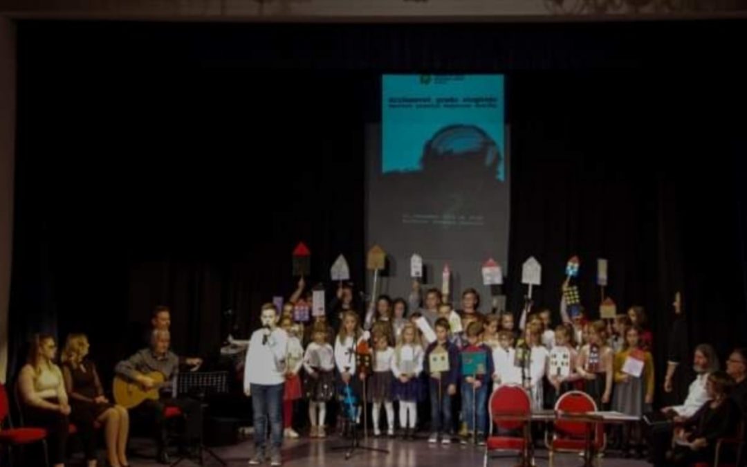 Nastop Otroškega pevskega zbora na recitalu Kajetana Koviča