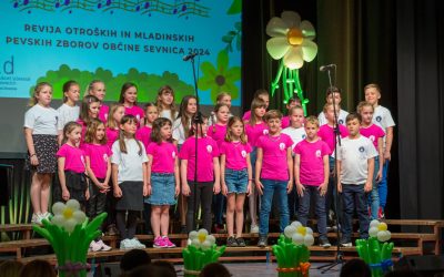 Revija Poj z menoj – revija otroških in mladinskih pevskih zborov